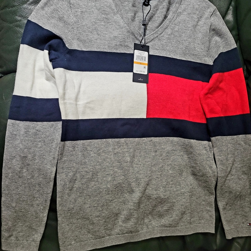 NEW Tommy Hilfiger V-neck Grey Sweater. Women's size Small